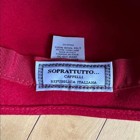 Red felt hat - Picture 3 of 3